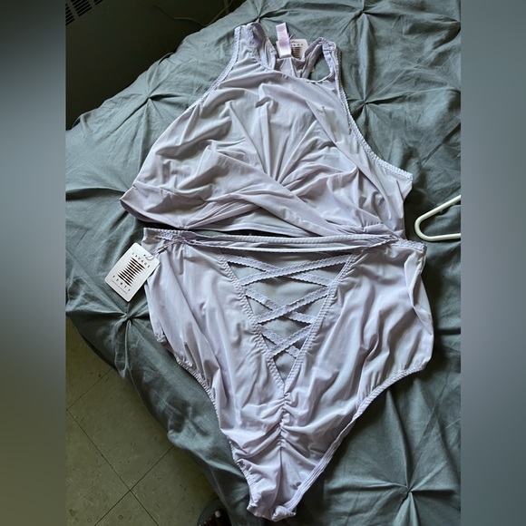 Lingerie - Picture 1 of 4